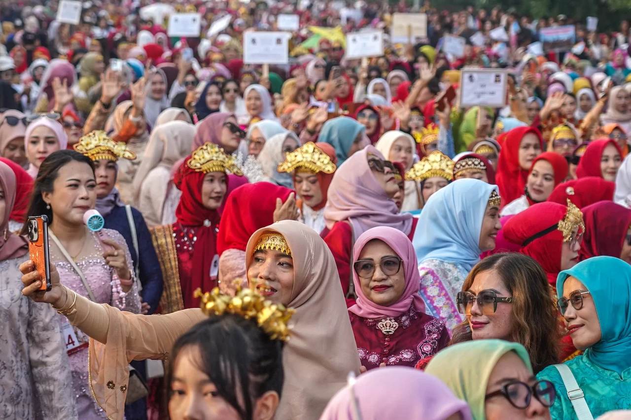 Parade Kebaya Pecahkan...