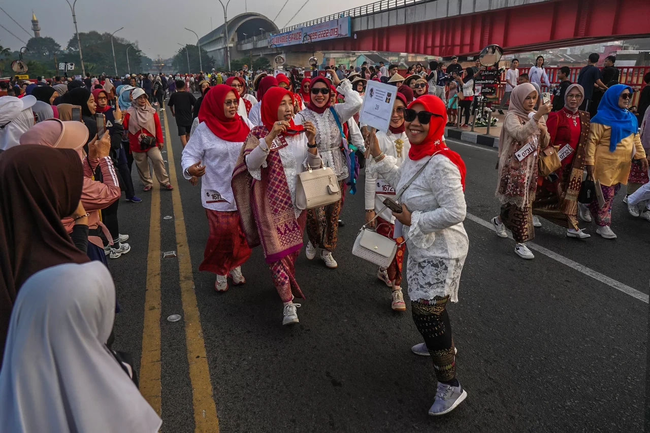 Parade Kebaya Pecahkan...