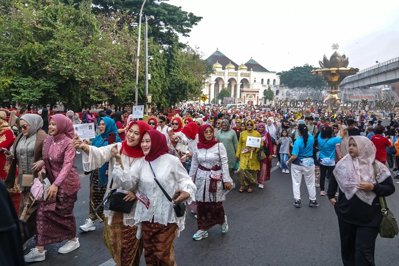Parade Kebaya Pecahkan...