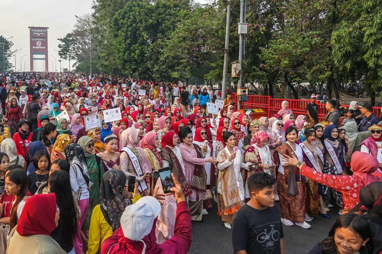 Parade Kebaya Pecahkan...