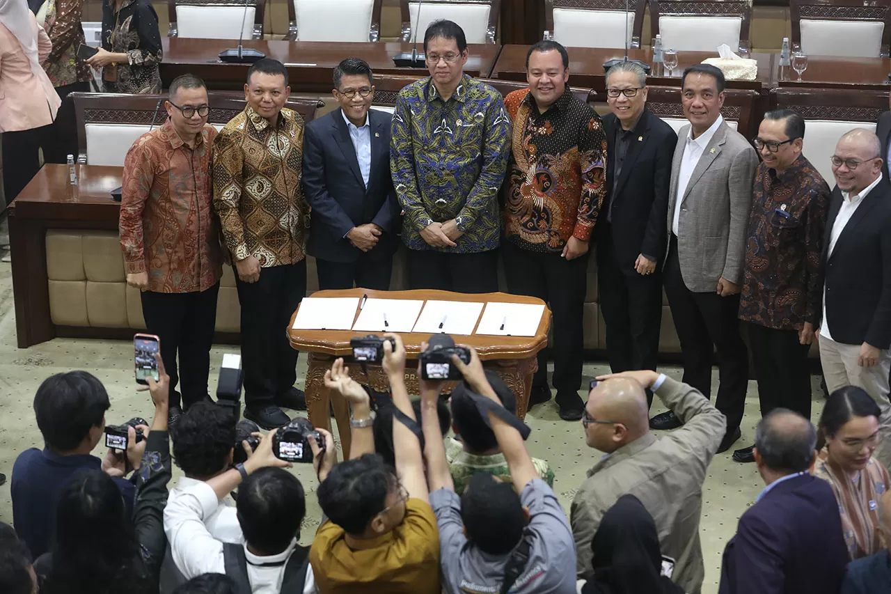 Komisi XI DPR dan Pemerintah...