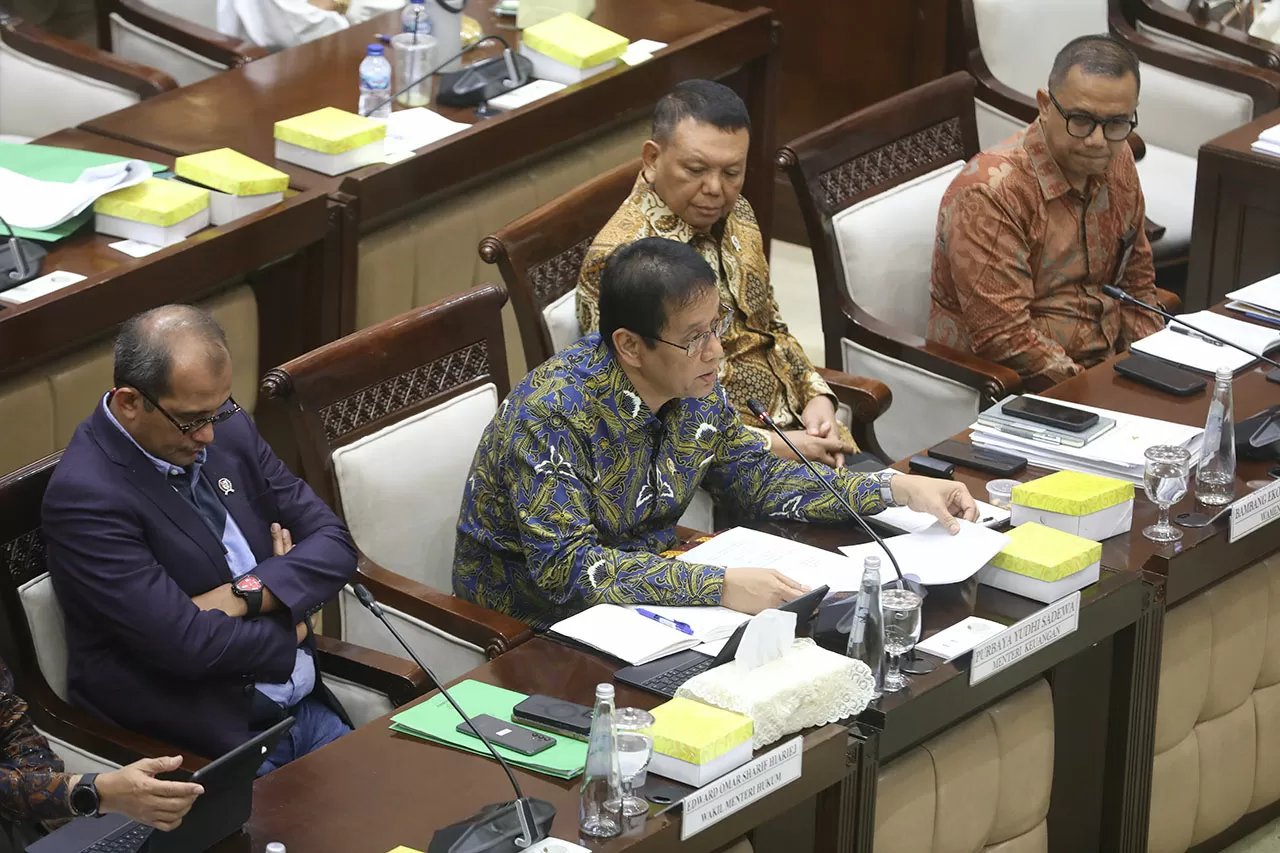 Komisi XI DPR dan Pemerintah...