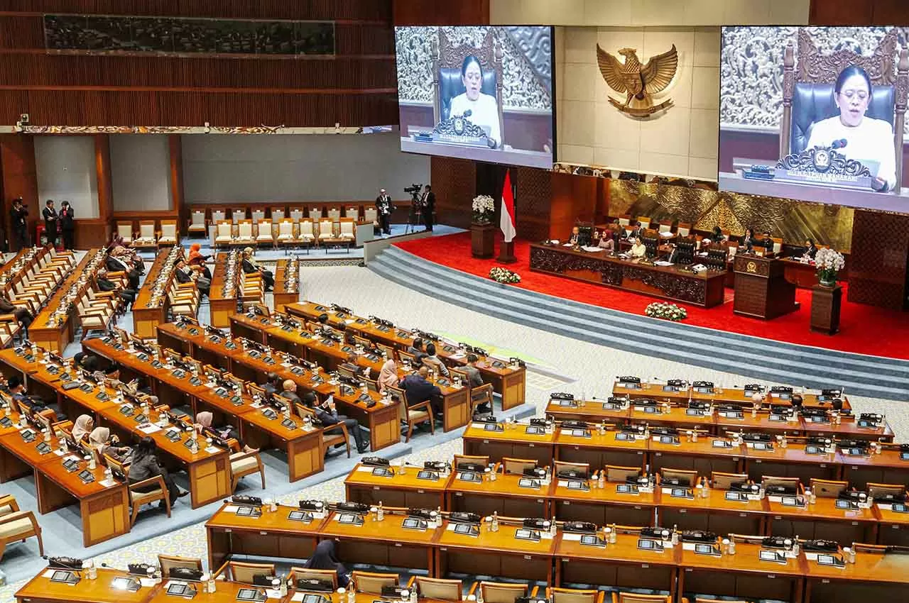 Paripurna DPR Bahas...