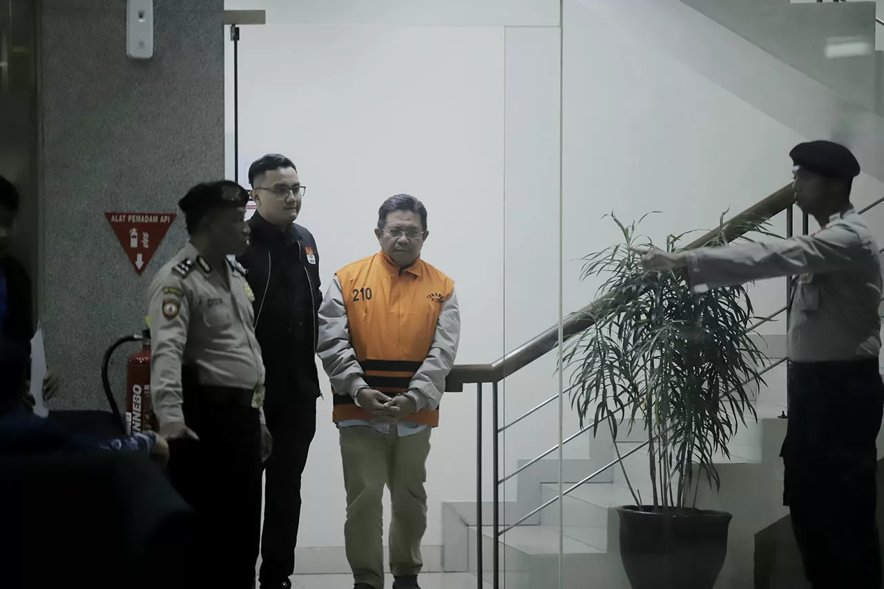 KPK Tahan Bupati Lombok...
