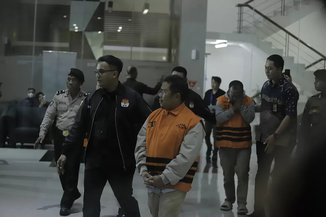 KPK Tahan Bupati Lombok...