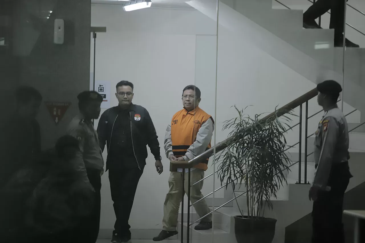 KPK Tahan Bupati Lombok...