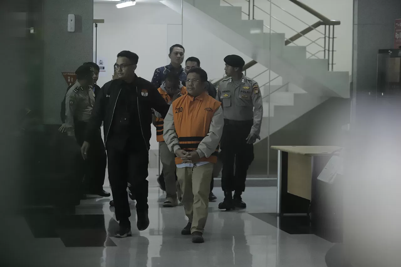 KPK Tahan Bupati Lombok...