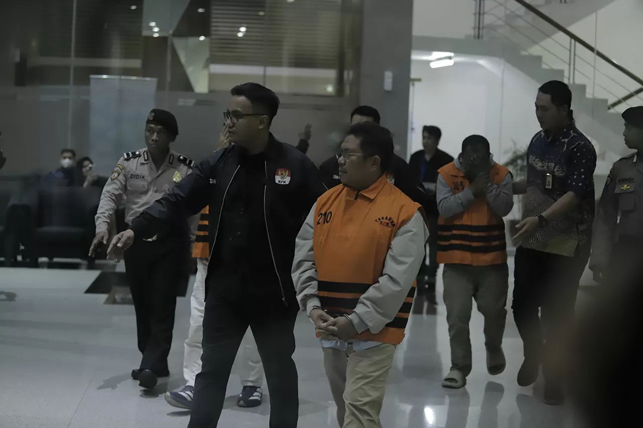 KPK Tahan Bupati Lombok...