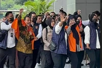 1-Keluarga Roy Suryo dan...