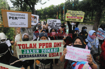 Warga Gelar Aksi Tolak...