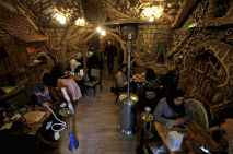 Menikmati Suasana Kafe...