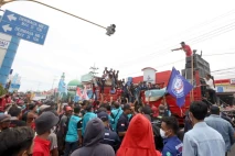 Unjuk Rasa Sopir Logistik...
