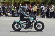 Tunggangi Kawasaki W175...