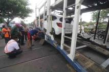 Truk Bermuatan Mobil...