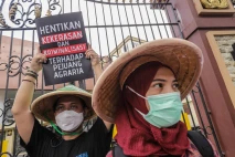 WALHI Gelar Aksi Solidaritas...