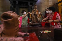 Ritual Cuci Patung di...