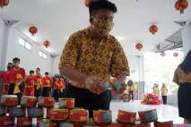 Jaga Tradisi Imlek,...