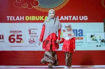 Fashion Show Ibu dan...