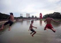 Serunya Berenang di...