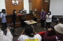 Pimpinan KPK Peringati...