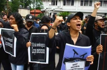Aksi Mahasiswa Tuntut...