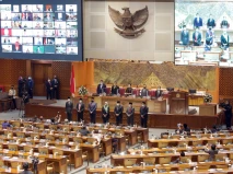 DPR Tetapkan 7 Anggota...
