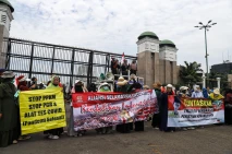 Aksi Emak-emak Selamatkan...