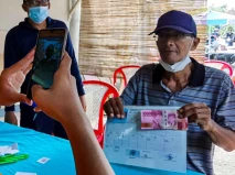 Warga Terima Bantuan...
