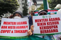 Massa Aksi Geruduk Kantor...