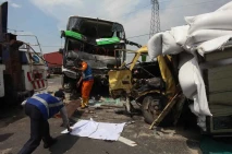 Kecelakaan Truk Vs Bus...