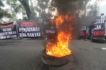 Aksi Tuntut E-Warong...