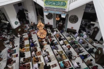 Masjid Cut Meutia Tetap...