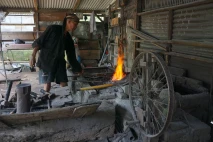 Geliat Pande Besi Tradisional...