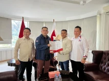 Perindo Serahkan SK...
