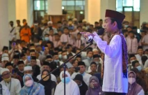 UAS Beri Tausyiah Saat...