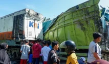 Kereta Api Tabrak Truk...