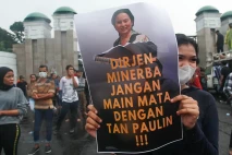 Mahasiswa Desak DPR...