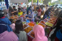 Jelang Berbuka Puasa,...