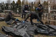 Polisi Ukraina Kumpulkan...