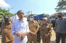 Presiden Jokowi Bagikan...