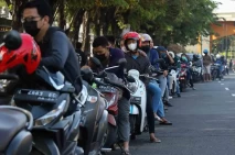 Antrean Panjang Penukaran...