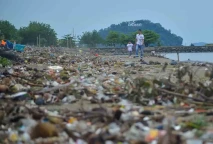 Sampah Berserakan di...