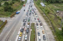 Antrean Kendaraan di...