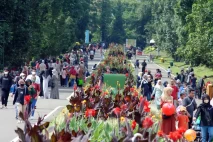 Kebun Raya Bogor Dipadati...