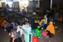 Penumpang Bus Terlantar...
