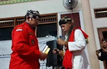 Jadi Panutan Masyarakat...