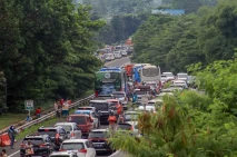 Kepadatan Jalur Puncak...