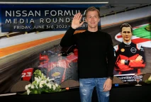 Pembalap Tim Nissan...