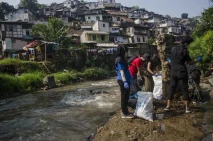 Aksi Memungut Sampah...