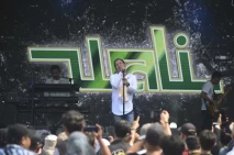 Band Wali Hibur Penonton...